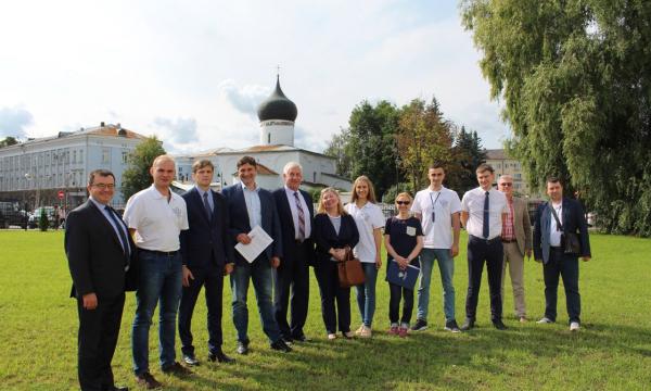 Молодые и симпатичные